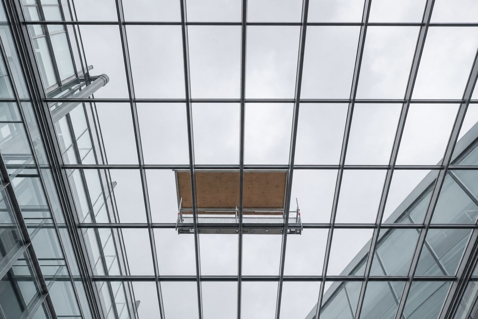 Atrium roof refurbishment over a live concourse